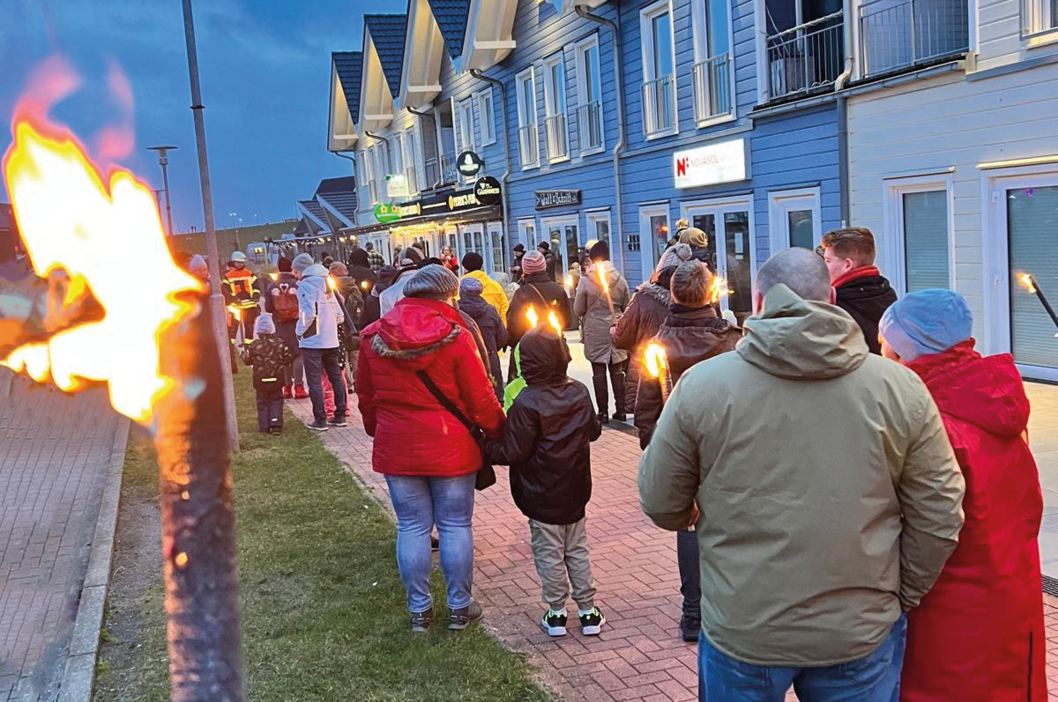 Fackelwanderung mit der Dagebüller Feuerwehr.